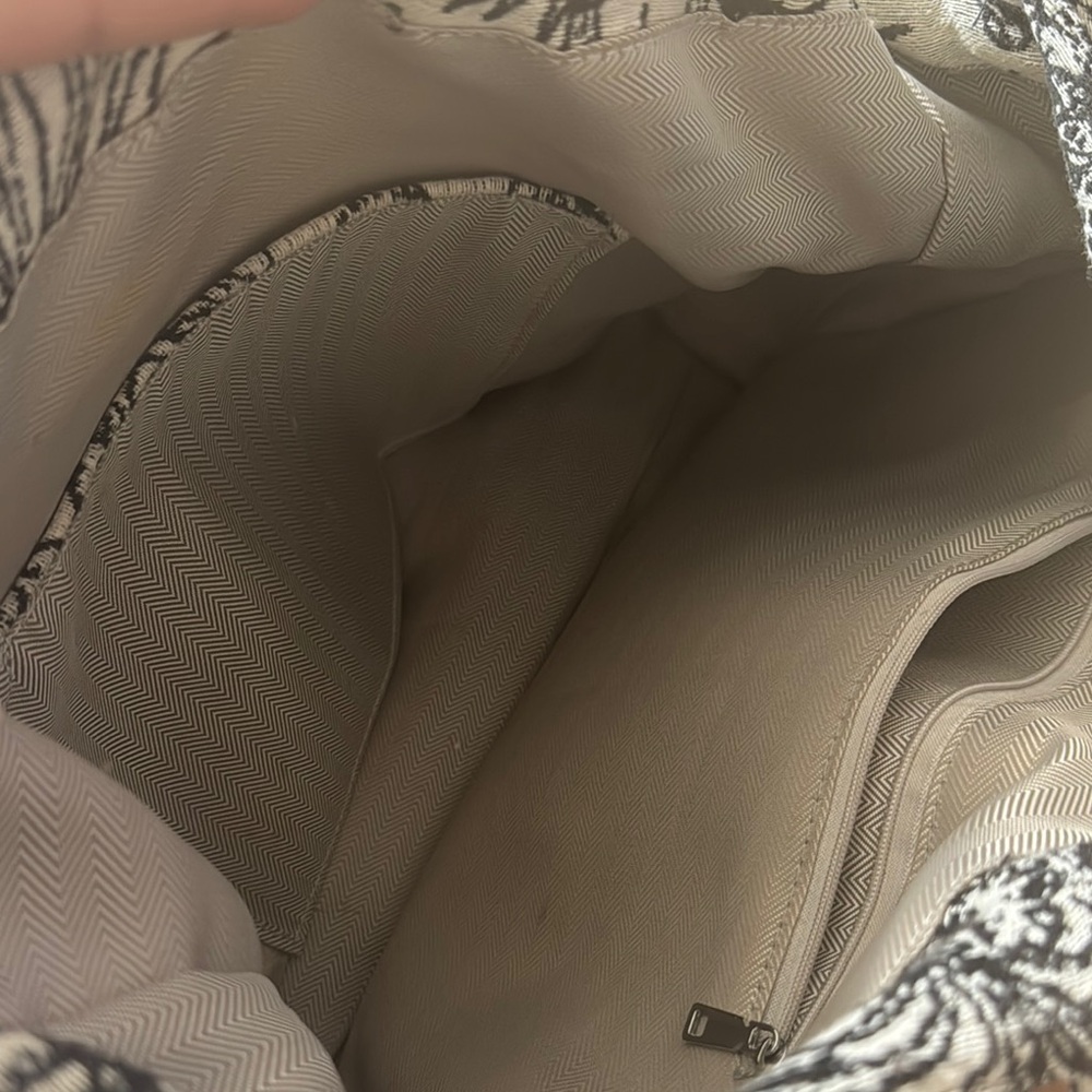 Elegant Black and White Tote Bag - Picture 5 of 5